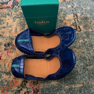 Sapphire patent tieks
